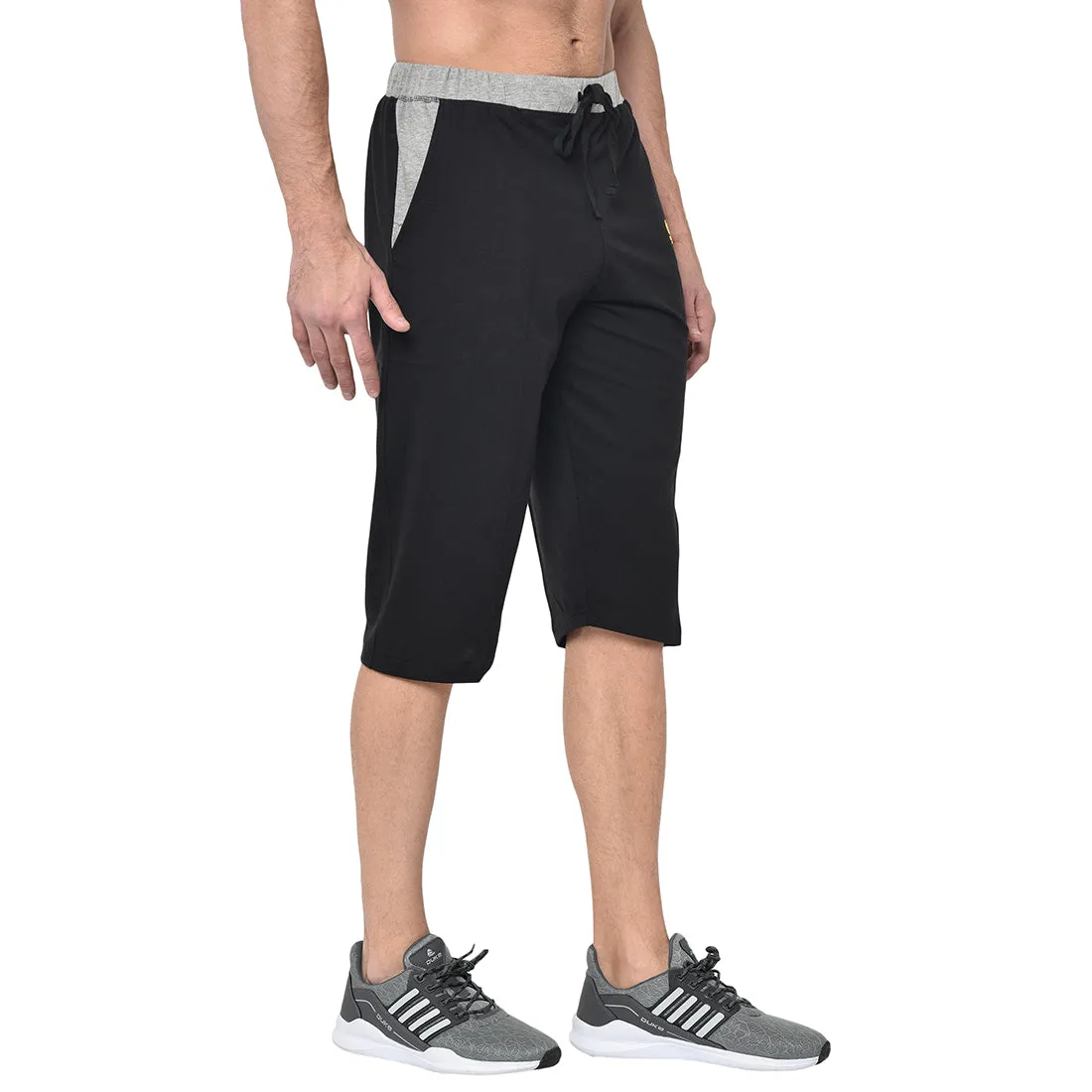 Vimal Jonney Cotton Blended Regular Fit Black 3/4th Capri For Men